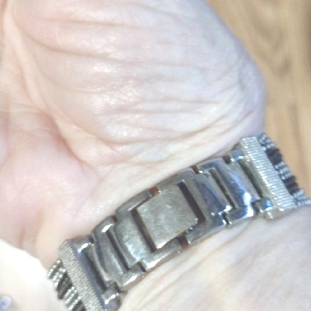 CHICO'S KERRIANNE ROUND FACE QUARTZ TINY BLACK AND SILVER BEADED BAND 7" WATCH - Picture 7 of 10